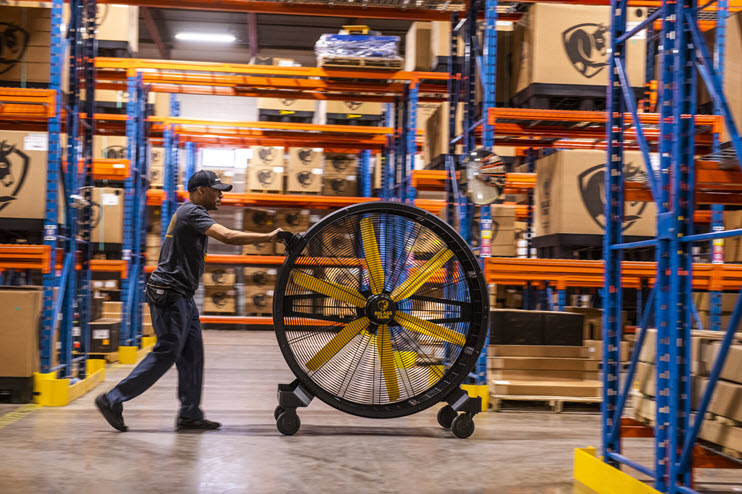 מאוורר בלאק ג'ק על גלגלים במפעל לוגיסטי